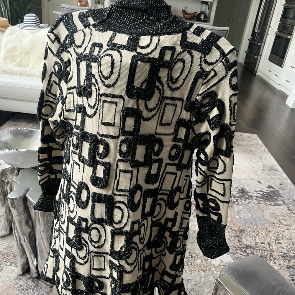 A GREAT MOD AND INTERESTING SWEATER cardigan size medium cream and black